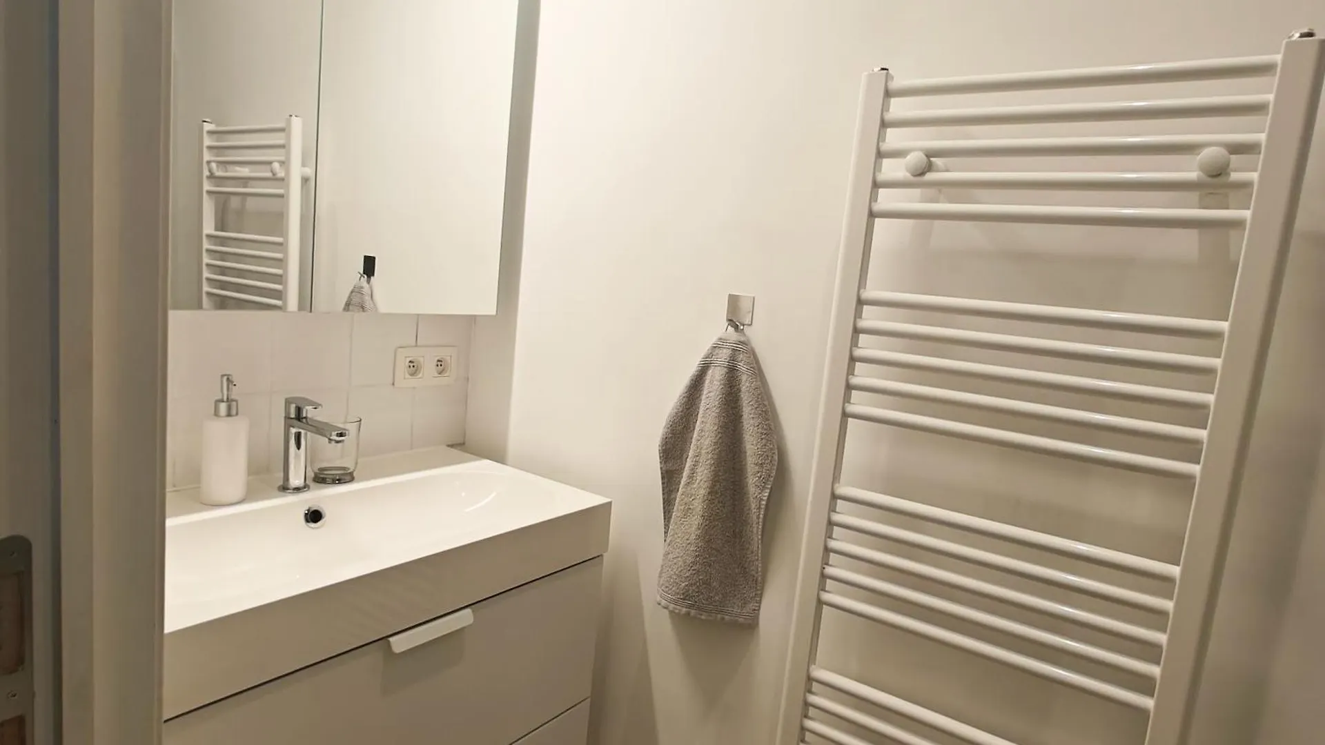 Cosy 2 Bedroom Apartment With Private Garden Брюссель